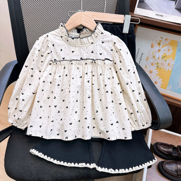 طقم البنطلون الأسود المزين بنقوش قلوب ناعم