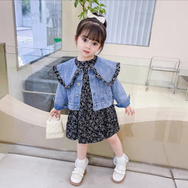 فستان أسود مزخرف بنقوش موردة وجاكيت جينز أزرق كلاسيكي