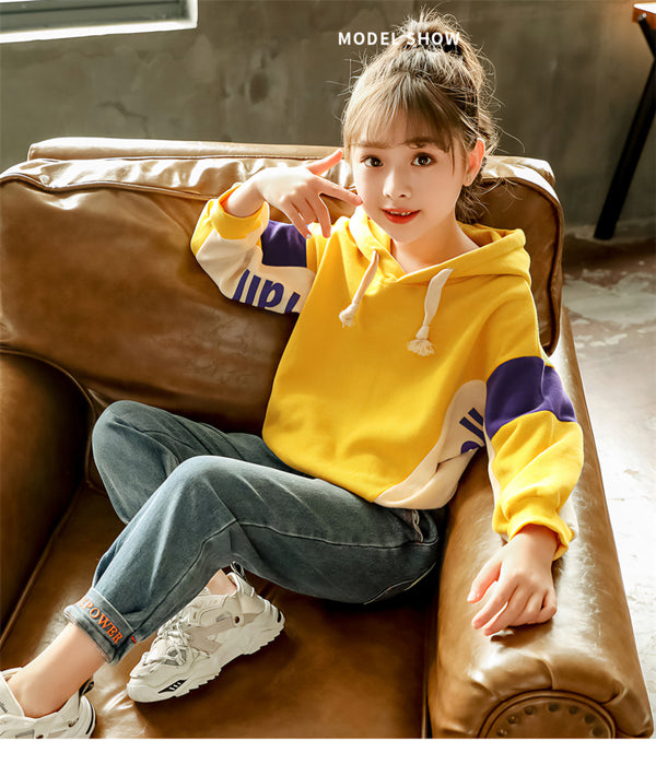 بنطلون جينز أنيق وبلوزة صفراء مشرقة