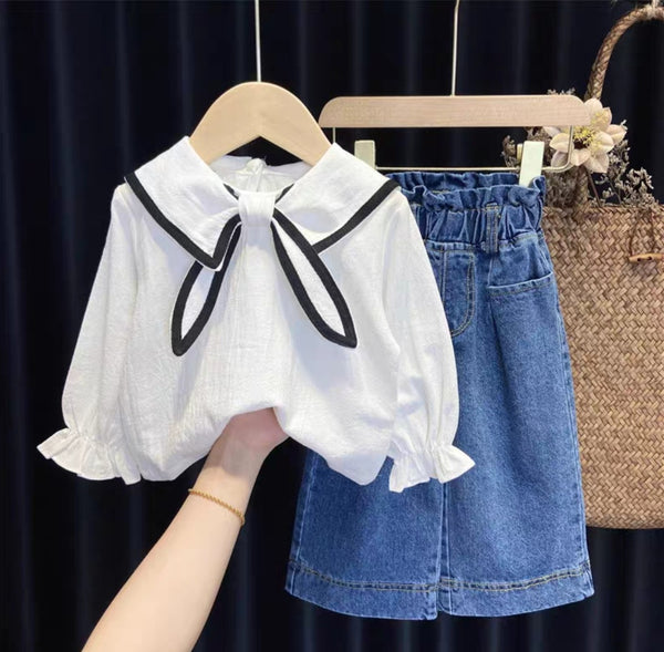 طقم بناتي جينز مع بلوزة بيضاء ناعمة