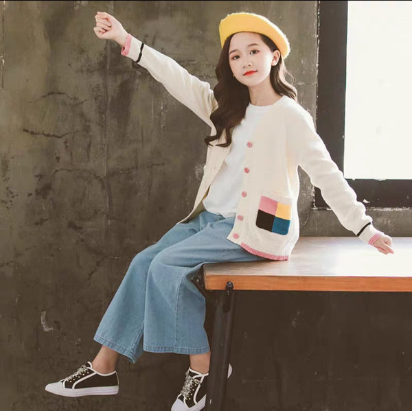 جاكيت فرو ناعم بنقش زهري خفيف مع بنطلون جينز ازرق