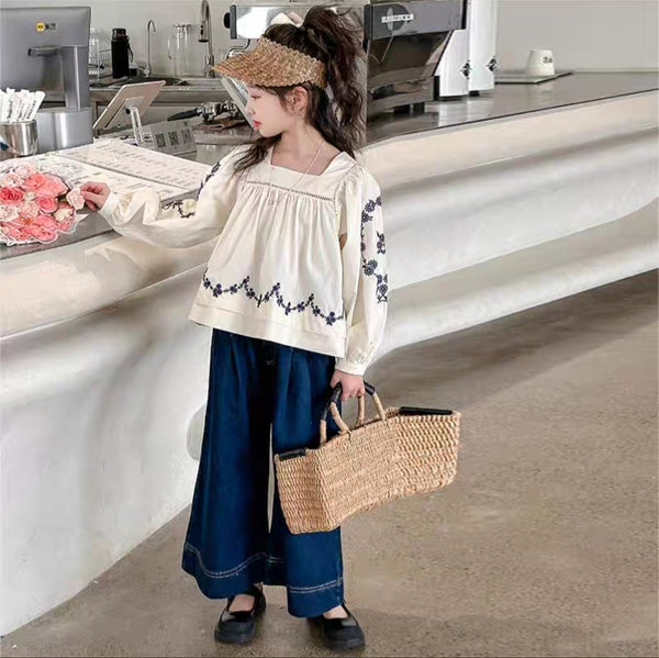 بنطلون جينز مع بلوزة ناعمة