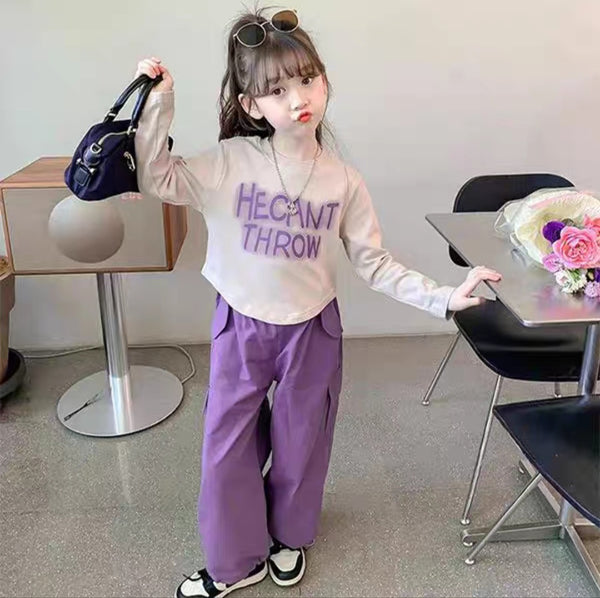 طقم بناتي راقي مكوَّن من بنطلون بنفسجي أنيق وبلوزة بيضاء ناعمة